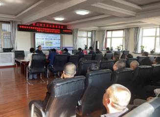 图片包含 室内, 天花板, 窗户, 桌子AI 生成的内容可能不正确。